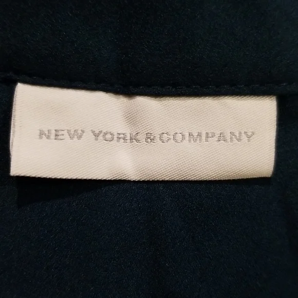 🌺NEW YORK & COMPANY V-neck- Roll-Sleeve Button-Down - Picture 8 of 12